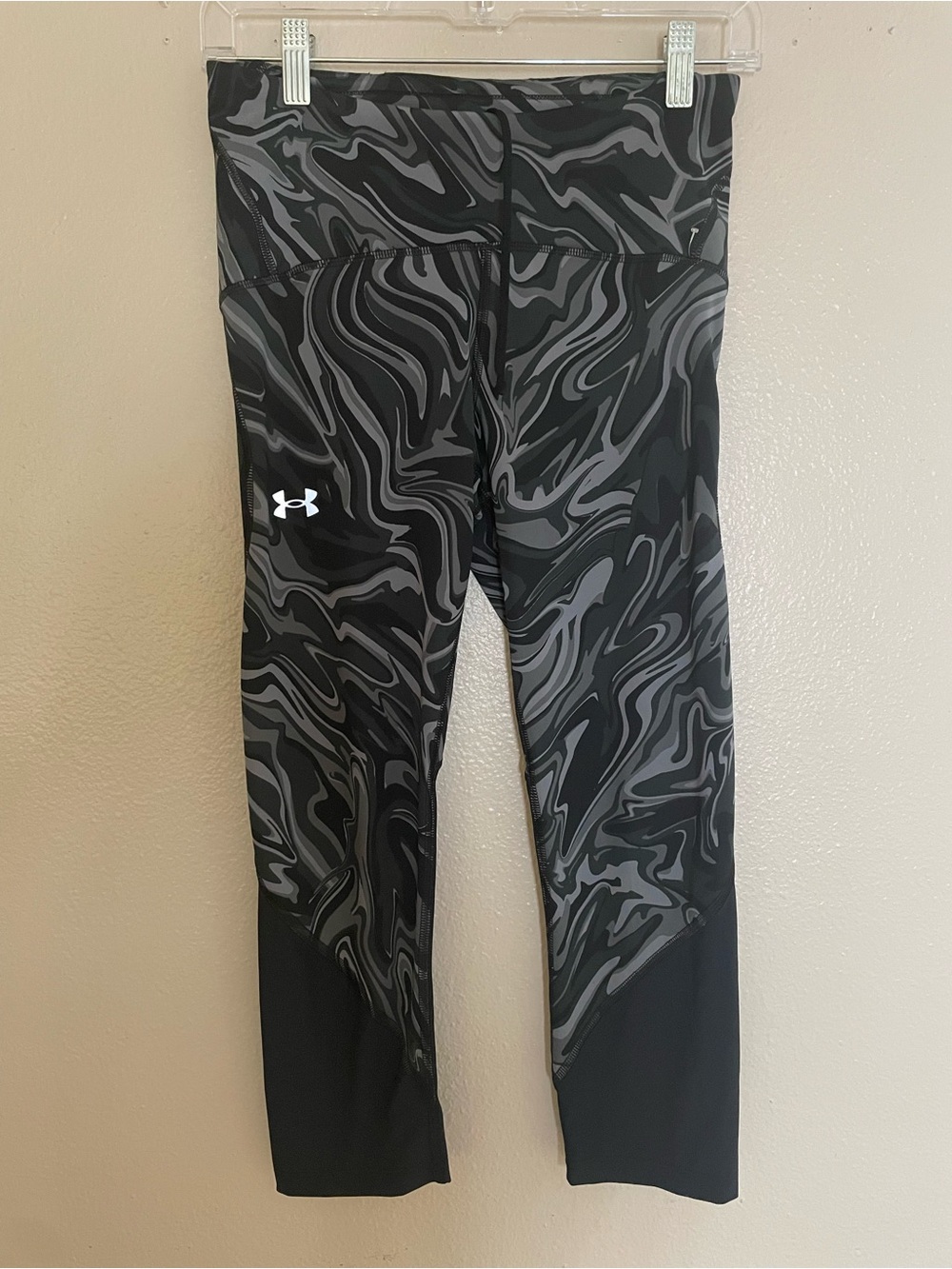 Under Armour Women’s Black Marble Print High-Rise Crop Leggings size Medium - Picture 2 of 13